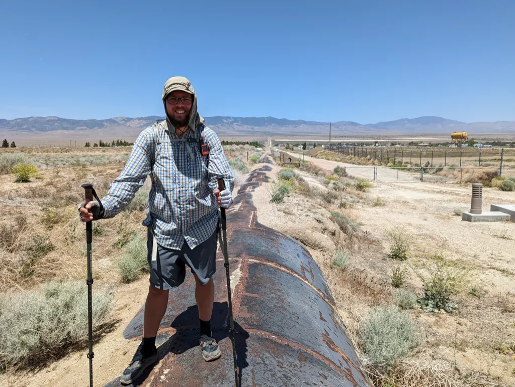 Wanderung entlang der freiliegenden Rohrleitung des Los Angeles Aqueduct