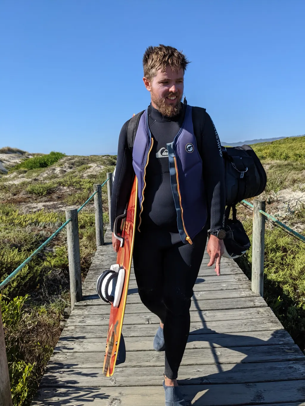 Mit Kite-Ausrüstung auf dem Weg zum Strand