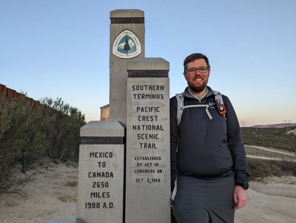 Am steinernen Startmonument des Pacific Crest Trail an der mexikanischen Grenze