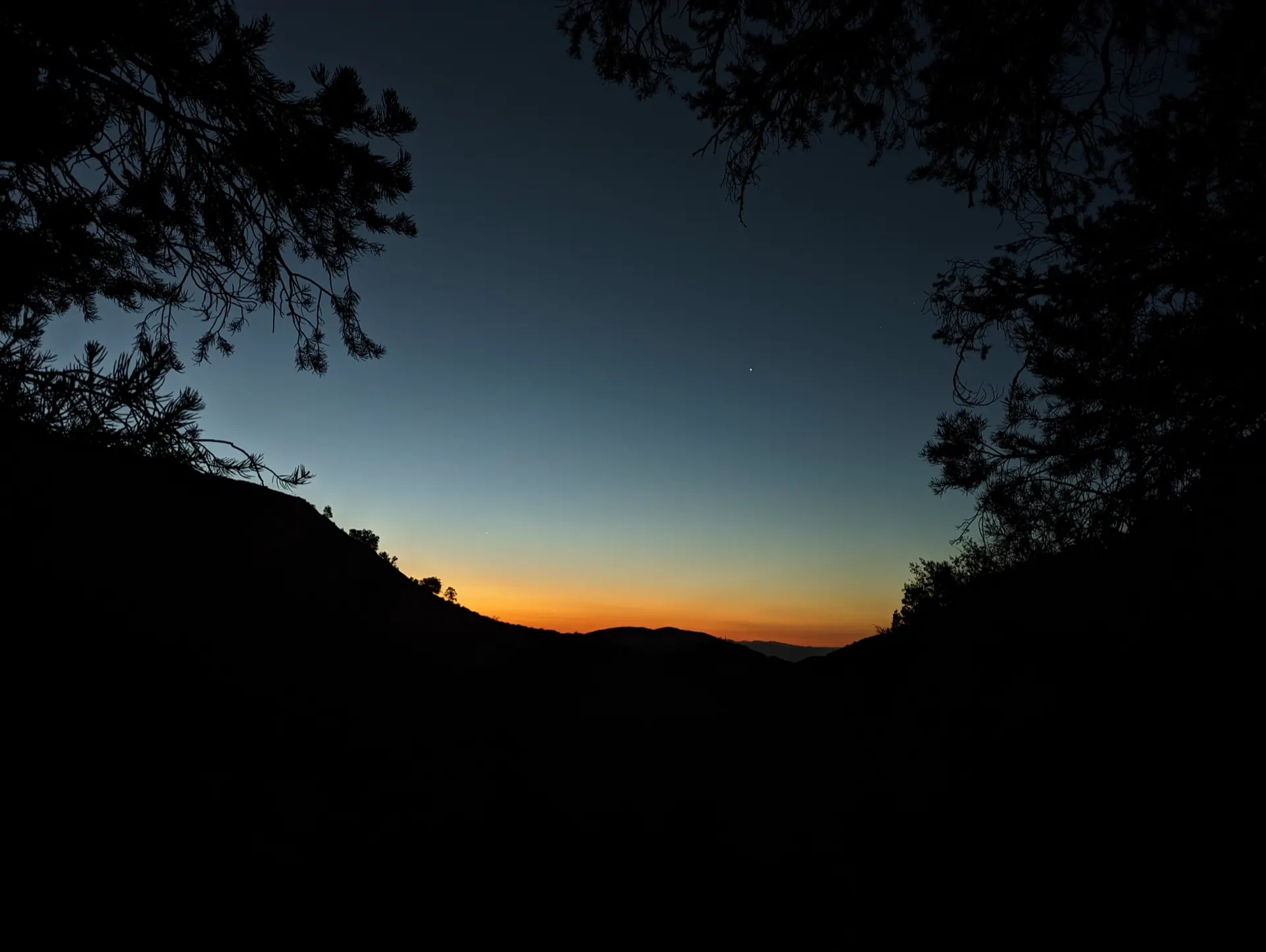 Sonnenuntergang über den Bergketten der Mojave-Wüste